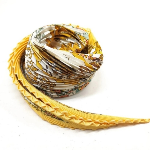 EUC Hermès pleated “decoupage” silk scarf with box and book. - Picture 13 of 14